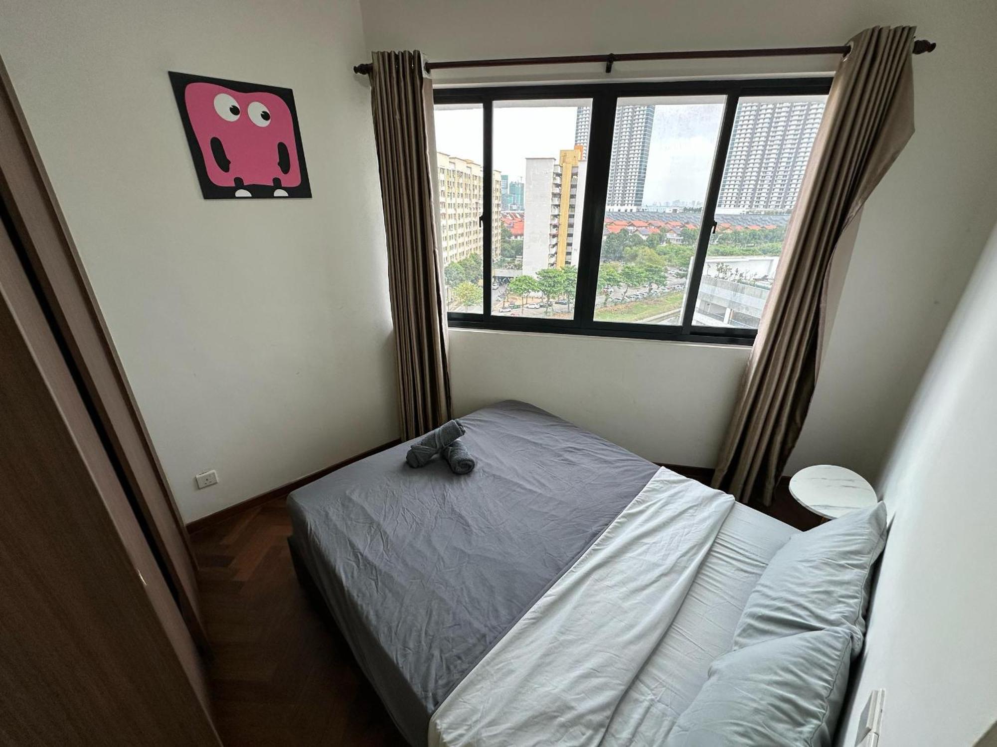 New 4queen Bed 3 2cp Near Gurney With Tvbox And Ktv Set